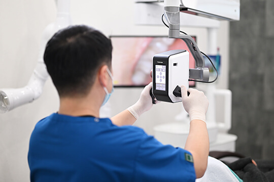 モニターをみる院長